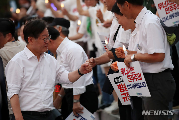 [서울=뉴시스] 고범준 기자 = 이재명 더불어민주당 대표가 5일 오후 서울 여의도 국회 본청 앞 계단에서 열린 제3차 윤석열 정권 폭정 저지 민주주의 회복 촛불 문화제에 참석하며 지지자들과 주먹 인사를 하고 있다. 2023.09.05. bjko@newsis.com