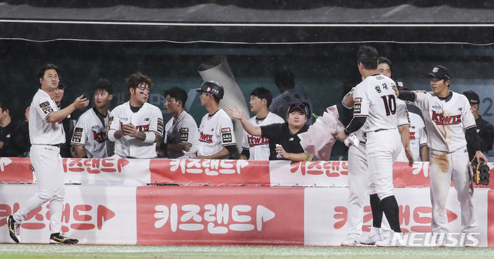 [수원=뉴시스] 김근수 기자 = 5일 경기 수원 KT위즈파크에서 열린 2023 신한은행 SOL KBO리그 LG 트윈스 대&nbsp; KT 위즈의 경기, 3회말 KT 황재균이 통산 2000안타를 치고 동료들에게 축하를 받고 있다. 2023.09.05. ks@newsis.com
