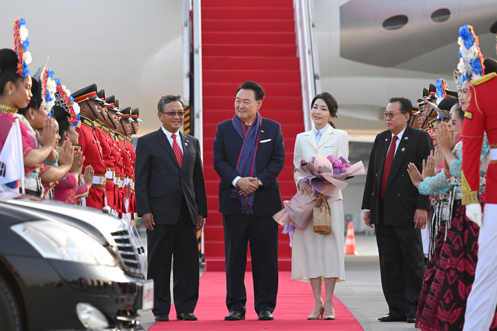 [자카르타=뉴시스] 전신 기자 = 동아시아국가연합(아세안·ASEAN) 정상회의 참석차 인도네시아를 방문한 윤석열 대통령과 부인 김건희 여사가 5일(현지시간) 자카르타 수카르노 하타 국제공항에 도착하고 있다. (사진=대통령실 제공) 2023.09.05. photo@newsis.com *재판매 및 DB 금지