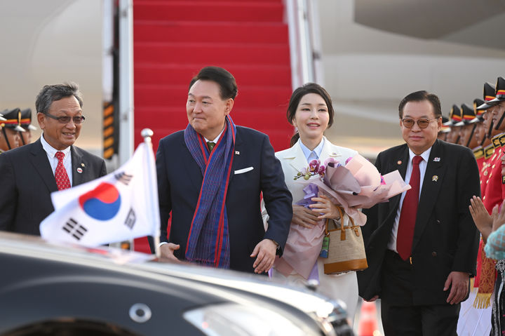 [자카르타=뉴시스] 전신 기자 = 동아시아국가연합(아세안·ASEAN) 정상회의 참석차 인도네시아를 방문한 윤석열 대통령과 부인 김건희 여사가 5일(현지시간) 자카르타 수카르노 하타 국제공항에 도착하고 있다. (사진=대통령실 제공) 2023.09.05. photo@newsis.com *재판매 및 DB 금지