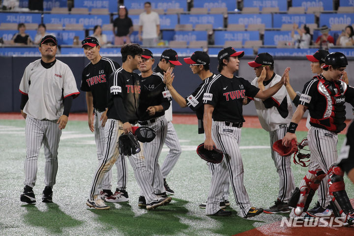 [수원=뉴시스] 김금보 기자 = 5일 경기 수원 KT위즈파크에서 열린 2023 프로야구 LG 트윈스 대 KT 위즈의 경기, 5대 4로 승리를 거둔 LG 선수들이 자축하고 있다. 2023.09.05. kgb@newsis.com