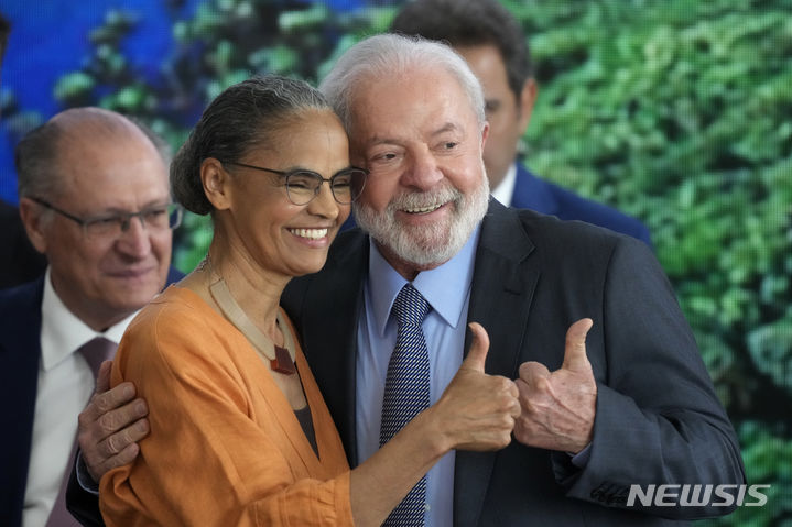 [브라질리아=AP/뉴시스] 루이스 이나시우 룰라 다시우바(오른쪽) 브라질 대통령과 마리나 시우바 환경부 장관이 2023년 9월 5일 브라질 수도 브라질리아에서 열린 아마존의 날 기념식에 참석해 엄지척을 하고 있다. 시우바 장관은 "지난달 아마존 삼림 벌채가 전년 8월과 비교해 66.11% 줄었다"고 했고 위성촬영 통계결과 올해에도 2016년 이래 최저치로 감소했다고 브라질 환경부는 밝혔다. 2024. 08.08. 
