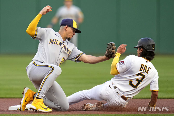 [피츠버그=AP/뉴시스] 피츠버그 파이어리츠의 배지환(오른쪽)이 5일(현지시각) 미 펜실베이니아주 피츠버그의 PNC파크에서 열린 2023 메이저리그 밀워키 브루어스와의 경기 1회 말 안타 진루 후 2루 도루를 시도하다 태그 아웃되고 있다. 2023.09.06.