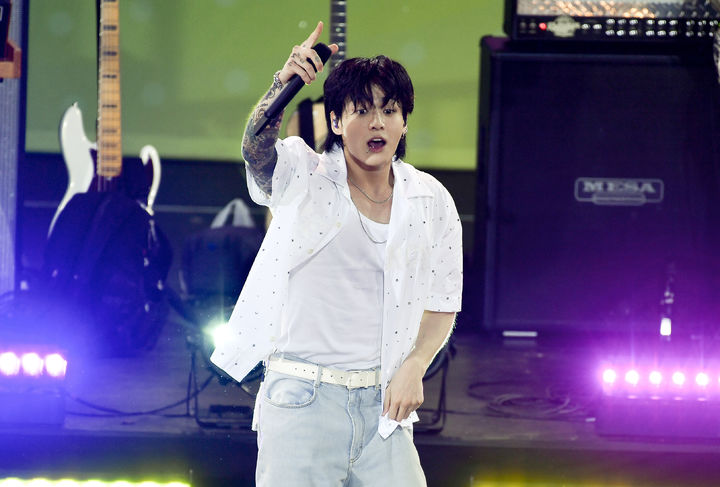 [뉴욕=AP/뉴시스]방탄소년단(BTS)의 정국이 지난 7월14일 뉴욕 럼지 플레이필드/서머 스테이지에서 ABC 방송의 '굿모닝 아메리카' 솔로 공연을 하고 있다. 정국은 오는 23일 뉴욕 센트럴파크에서 열리는 콘서트에서 첫 단독 라이브 무대를 보이며 '글로벌 시티즌 페스티벌' 라인업에 합류한다. 2023.09.06.