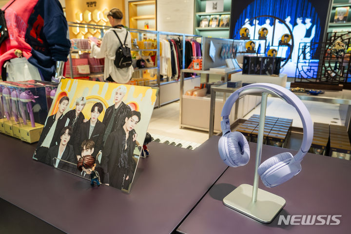 [서울=뉴시스]신세계면세점이 방탄소년단(BTS)의 공식 상품 스토어 'SPACE OF BTS'를 명동점에 오픈했다고 6일 밝혔다.2023.09.06.(사진=신세계면세점 제공)photo@newsis.com