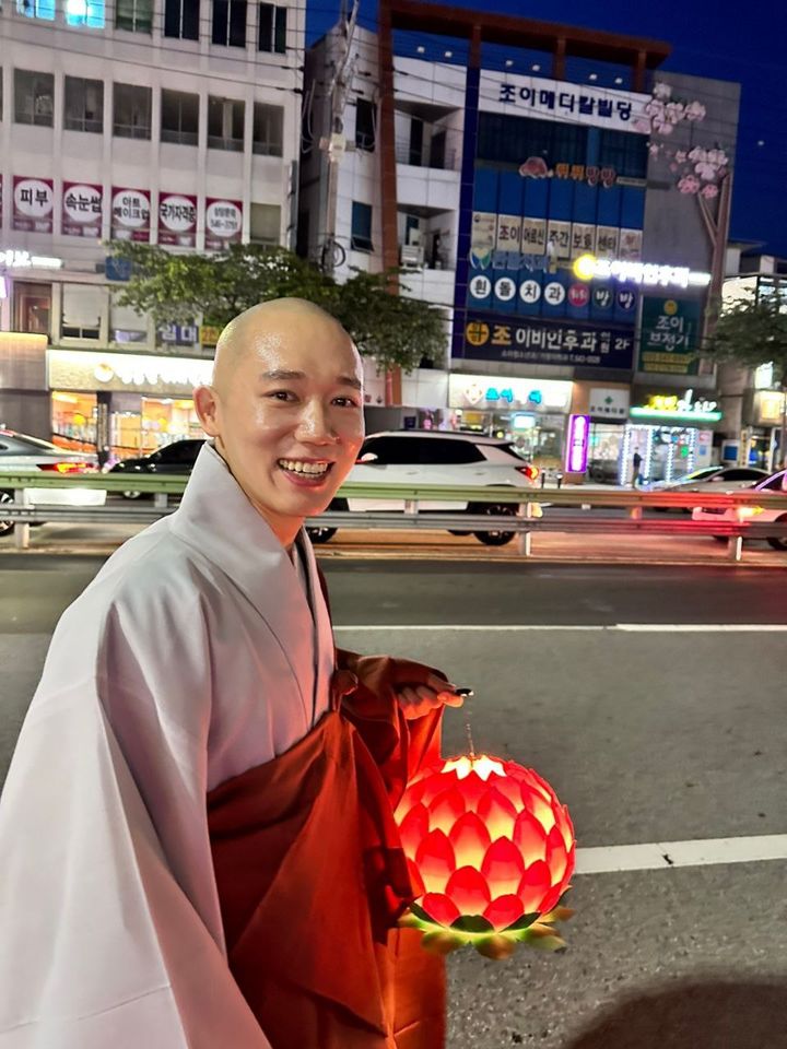 [서울=뉴시스] '꽃스님' 범정 스님 (사진= 화엄사 제공) 2023.09.,06, photo@newsis.com *재판매 및 DB 금지