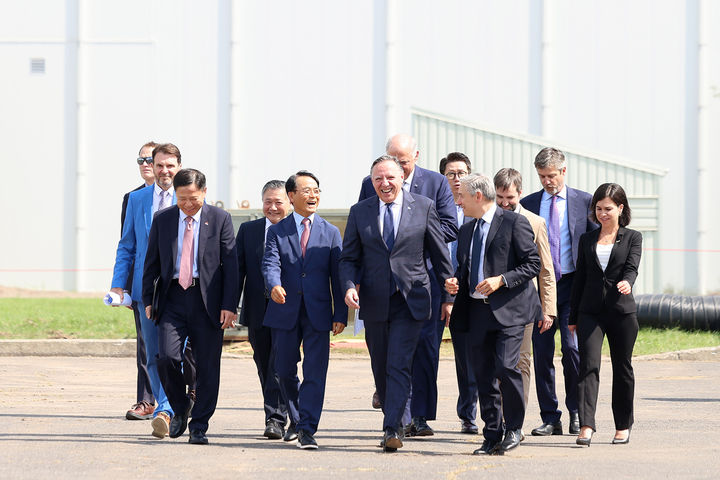 [서울=뉴시스] 5일(현지시각) 캐나다 퀘벡주 그랜비에서 솔루스첨단소재의 전지박 공장 착공식이 열렸다. 사진은 이날 행사에 참석한 (왼쪽부터) 임웅순 캐나다 한국 대사, 서광벽 솔루스첨단소재 대표, 진대제 솔루스첨단소재 회장, 프랑수아 르고(François Legault) 퀘벡주 총리, 프랑수아 필립 샴페인(François-Philippe Champagne) 캐나다 혁신과학산업부 장관, 줄리 부동(Julie Bourdon) 그랜비 시장. (사진=솔루스첨단소재 제공) 2023.09.06 photo@newsis.com&nbsp;&nbsp;&nbsp; *재판매 및 DB 금지