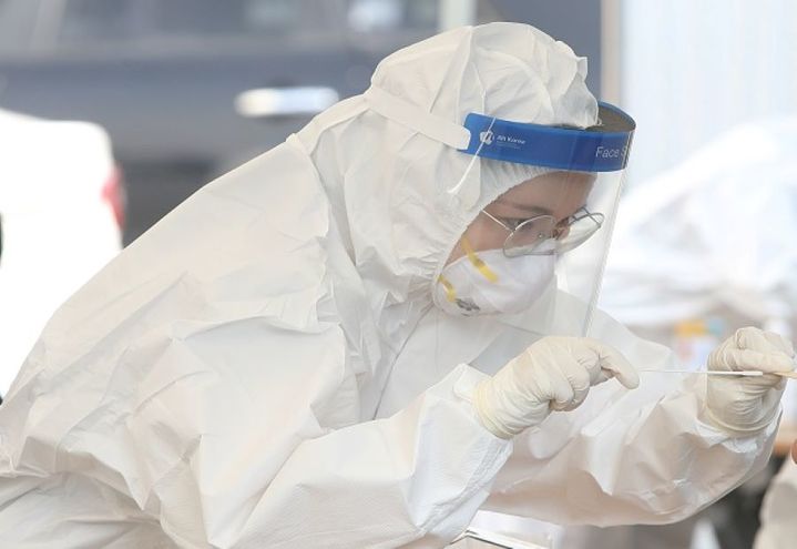 사진은 코로나19 검사 모습. *재판매 및 DB 금지