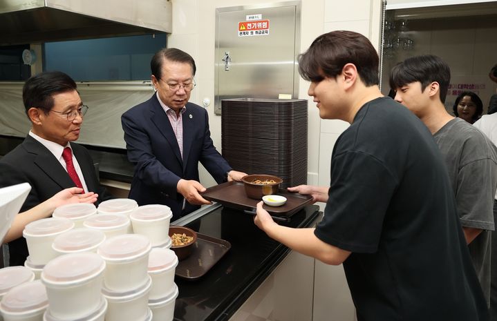 [괴산=뉴시스] 강신욱 기자 = 송인헌(왼쪽 두 번째) 충북 괴산군수가 6일 중원대학교 올해 2학기 '천원의 아침밥' 개시 행사에서 학생들에게 배식하고 있다. (사진=괴산군 제공) 2023.09.06. photo@newsis.com *재판매 및 DB 금지