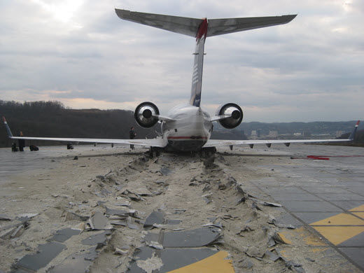 2010년 미국 찰스턴 예거 공항(Charleston-Yeager Airport)에서 항공기가 이마스(EMAS)에 멈춘 모습.  사진 미국연방항공청(FAA)  *재판매 및 DB 금지