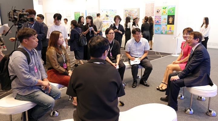 [서울=뉴시스]박보균 문화체육관광부 장관(가운데)이 서울 강남구 코엑스에서 열린 '키아프·프리즈 서울 2023' 개막식을 마치고 신진 작가들을 만나 간담회를 하고 있다. (사진=문화체육관광부 제공) 2023.09.06. photo@newsis.com *재판매 및 DB 금지