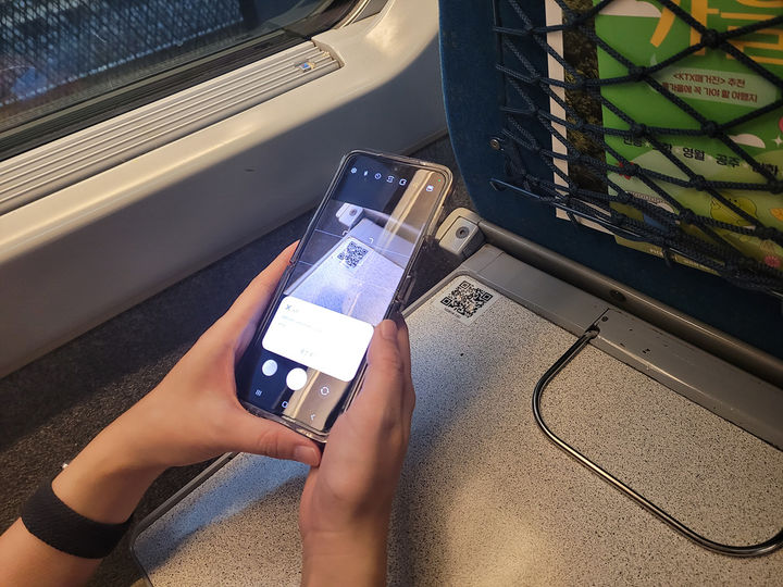 [서울=뉴시스] 홍찬선 기자 = 한국철도공사(코레일)가 내달부터 KTX 자유석 승객이 스스로 검표하는 ‘셀프체크’ 서비스를 시범 운영한다고 6일 밝혔다. 사진은 QR코드를 이용해 승객이 직접 검표하는 모습. 2023.09.06.(사진=코레일 제공)Photo@newsis.com *재판매 및 DB 금지