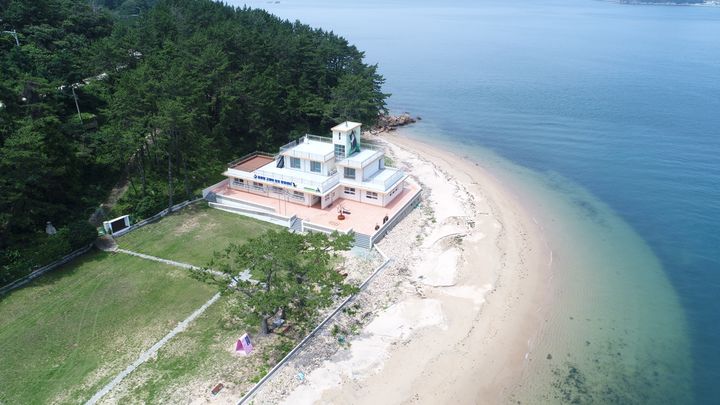 [통영=뉴시스] 신정철 기자= 한려해상국립공원구역인 통영시 한산면 용호도에 국내 최초의 섬마을 폐교를 활용한 '공공형 고양이 보호·분양센터'가 6일 문을 열었다. 사진은 용호분교를 리모델링해 조성된 국내 유일의 공공형 길고양이 보호·입양 시설 전경.(사진=통영시 제공).2023.09.06. photo@newsis.com *재판매 및 DB 금지