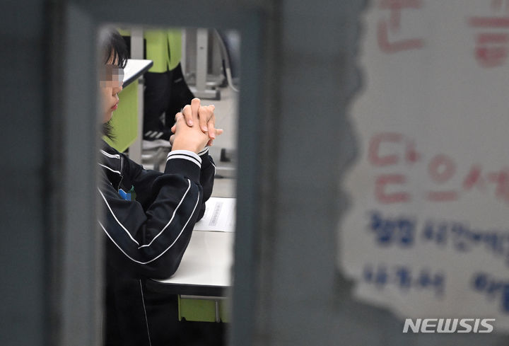 [서울=뉴시스] 사진공동취재단 = 2024학년도 대학수학능력시험 9월 모의평가가 실시된 6일 서울 송파구 방산고등학교에서 수험생들이 시험을 준비하고 있다. 2023.09.06. photo@newsis.com