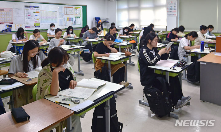 [대구=뉴시스] 이무열 기자 = 2024학년도 대학수학능력시험 9월 모의평가가 실시된 지난달 6일 오전 대구 수성구 대구여자고등학교에서 고3 수험생들이 시험 시작 전 공부를 하고 있다. 2023.09.06. lmy@newsis.com