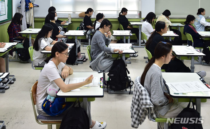 [대구=뉴시스] 이무열 기자 = 2024학년도 대학수학능력시험 9월 모의평가가 실시된 지난 6일 오전 대구 수성구 대구여자고등학교에서 고3 수험생들이 시험을 준비하고 있다. 2023.09.06. lmy@newsis.com