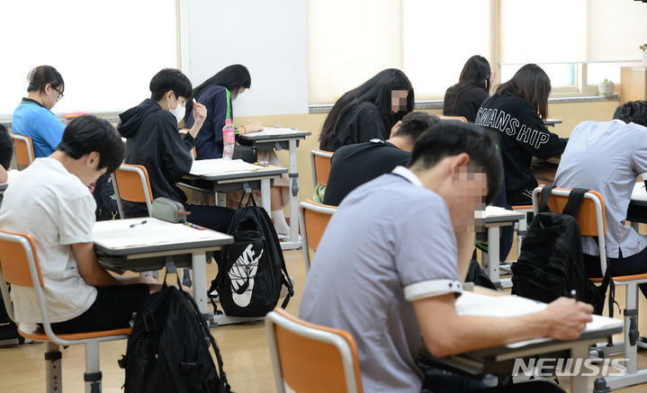 [울산=뉴시스] 배병수 기자 = 2024학년도 대학수학능력시험 9월 모의평가가 실시된 지난 6일 오전 울산 중구 약사고등학교에서 고3 수험생들이 시험을 치르고 있다. 2023.09.07. bbs@newsis.com