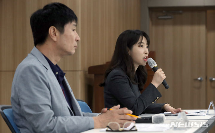 [세종=뉴시스] 강종민 기자 = 2024학년도 대학수학능력시험을 앞두고 마지막 모의평가가 실시된 6일 세종시 정부세종청사 교육부에서 EBS 현장 교사단이 국어 영역에 대한 교육과정 내 출제 여부와 변별력 등을 설명하고 있다. 2023.09.06. ppkjm@newsis.com