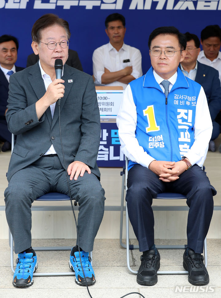 [서울=뉴시스] 이영환 기자 = 이재명 더불어민주당 대표가 6일 오전 서울 여의도 국회 본청 앞 단식투쟁천막에서 열린 강서구청장 보궐선거 후보자 공천장 수여식에서 인사말을 하고 있다. 오른쪽은 진교훈 후보. 2023.09.06. 20hwan@newsis.com