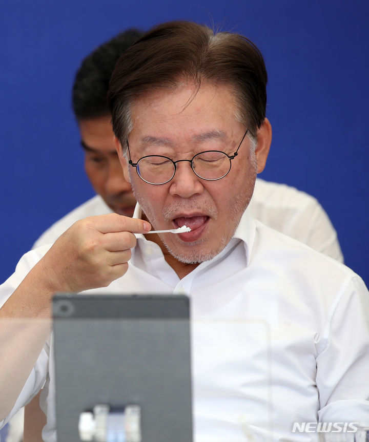 [서울=뉴시스] 고범준 기자 = 단식투쟁 7일차인 이재명 더불어민주당 대표가 6일 오전 서울 여의도 국회 본청 앞 단식투쟁천막에서 소금을 먹고 있다. 2023.09.06. bjko@newsis.com