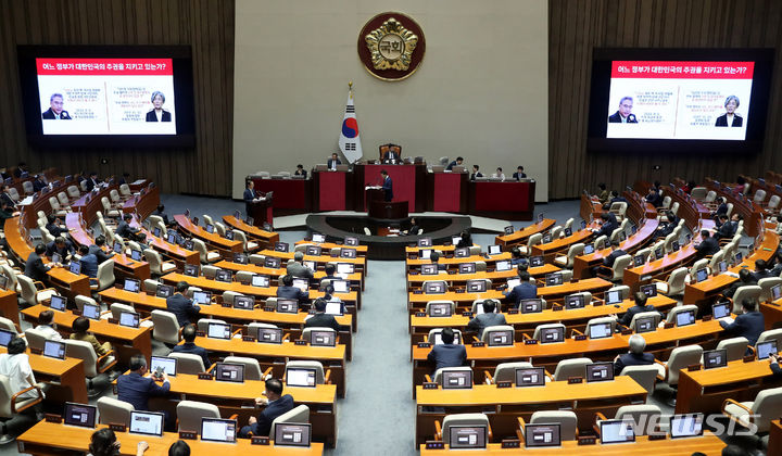 한덕수 국무총리에게 질의하는 성일종 국민의힘 의원.  [서울=뉴시스] 추상철 기자 = 성일종 국민의힘 의원이 6일 오후 서울 여의도 국회 본회의장에서 열린 제410회국회(정기회) 3차 본회의 외교·통일·안보 분야 대정부 질문에서 한덕수 국무총리에게 질의하고 있다. 2023.09.06. scchoo@newsis.com