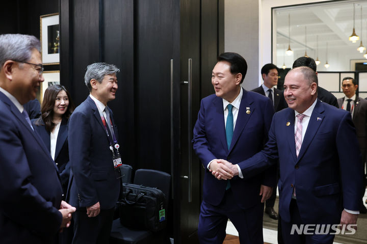 [자카르타=뉴시스] 전신 기자 = 동아시아국가연합(아세안·ASEAN) 정상회의 참석차 인도네시아를 방문한 윤석열 대통령이 6일(현지시간) 자카르타 시내 한 호텔에서 마크 브라운 쿡제도 총리와 정상회담을 하기 앞서 인사하고 있다. (사진=대통령실 제공) 2023.09.06. photo@newsis.com