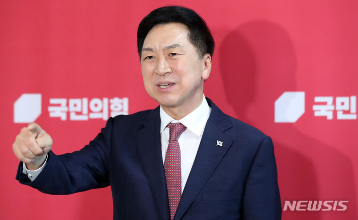 [서울=뉴시스] 이영환 기자 = 김기현 국민의힘 대표가 6일 오후 서울 여의도 국회에서 취재진에게 백브리핑을 하고 있다. 2023.09.06. 20hwan@newsis.com