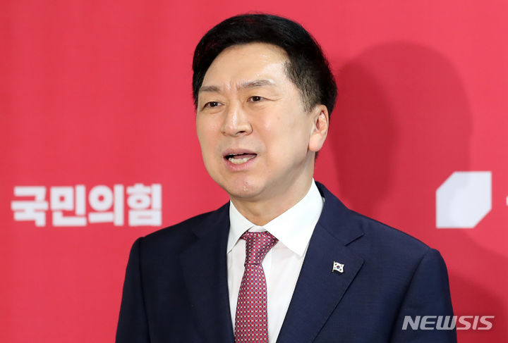 [서울=뉴시스] 이영환 기자 = 김기현 국민의힘 대표가 6일 오후 서울 여의도 국회에서 취재진에게 백브리핑을 하고 있다. 2023.09.06. 20hwan@newsis.com