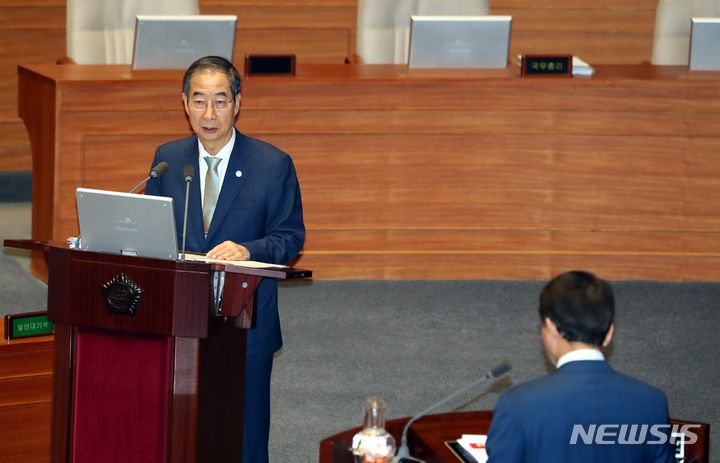 [서울=뉴시스] 조성봉 기자= 6일 오후 서울 여의도 국회 본회의장에서 열린 제410회국회(정기회) 3차 본회의 외교·통일·안보 분야 대정부 질문에서 한덕수 국무총리가 성일종 국민의힘 의원의 질의에 답변하고 있다. 2023.09.06. suncho21@newsis.com