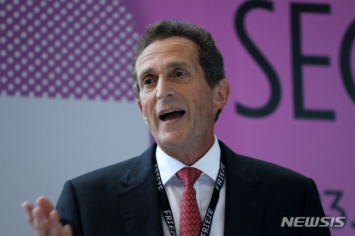 [서울=뉴시스] 박진희 기자 = 사이먼 폭스 프리즈 CEO가 6일 서울 강남구 코엑스에서 세계 3대 아트페어 중 하나중 하나인 '프리즈 서울'과 국내최대 아트페어 '키아프 서울' 개막식에 참석하여 인사말을 하고 있다. 2023.09.06. pak7130@newsis.com