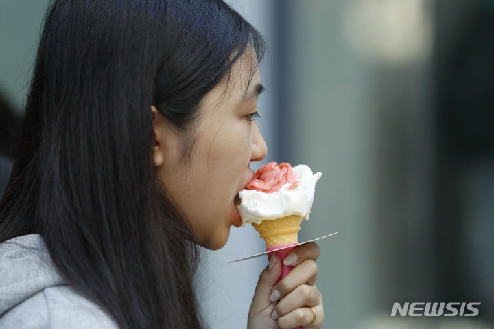 [서울=뉴시스] 최동준 기자 = 서울 명동에서 한 외국인이 아이스크림을 먹고 있다. 2023.09.06. photocdj@newsis.com
