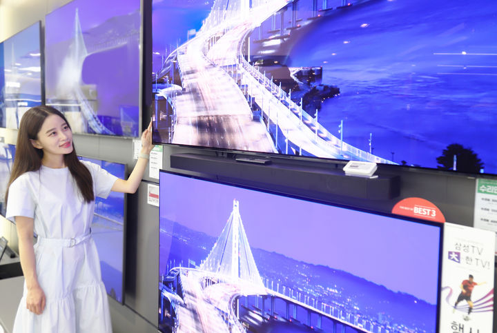 [서울=뉴시스] 롯데하이마트는 제19회 항저우 아시안게임을 앞두고 9월 한 달간 삼성전자와 LG전자 TV 할인 행사를 진행한다고 7일 밝혔다. 사진은 모델이 롯데하이마트 대치점에서 행사상품을 살펴보는 모습. (사진=롯데하이마트 제공) 2023.09.06. photo@newsis.com *재판매 및 DB 금지