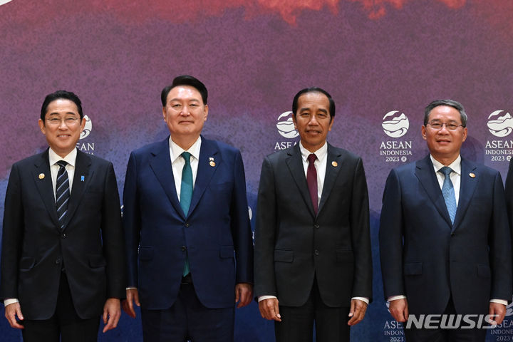 [자카르타=뉴시스] 전신 기자 = 중국의 리창(李强) 총리와 기시다 후미오(岸田文雄) 일본 총리와 6일 오후 인도네시아 자카르타에서 동남아시아국가연합(아세안·ASEAN) 정상회의를 계기로 접촉했다고 일본 언론들이 보도했다. 사진은 윤석열 대통령이 6일(현지시간) 자카르타 컨벤션센터(JCC)에서 열린 아세안+3 정상회의에서 기시다 후미오 일본 총리, 리창 중국 총리, 조코 위도도 인도네시아 대통령과 기념촬영하고 있다는 모습(공동취재) 2023.09.06. photo1006@newsis.com