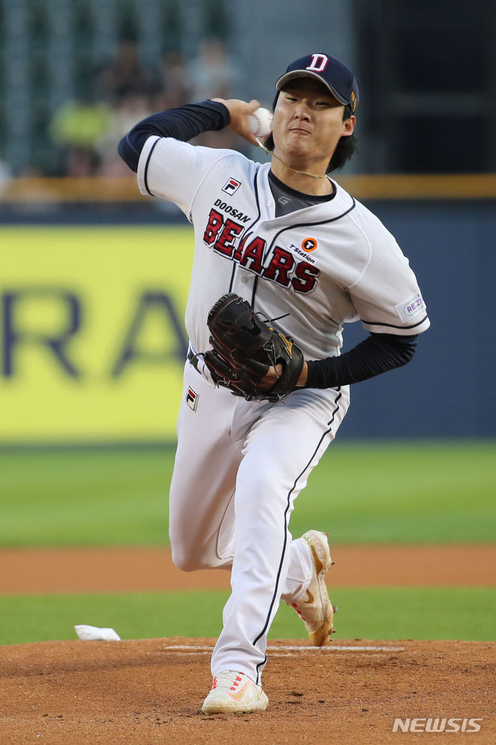 [서울=뉴시스] 권창회 기자 = 6일 서울 송파구 잠실야구장에서 열린 2023 프로야구 KIA 타이거즈 대 두산베어스의 경기, 1회 초 두산 선발 곽빈이 역투하고 있다. 2023.09.06. kch0523@newsis.com