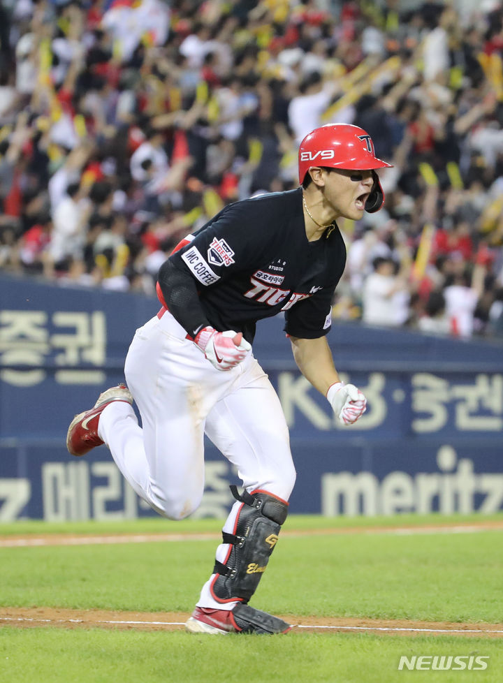 [서울=뉴시스] 권창회 기자 = 6일 서울 송파구 잠실야구장에서 열린 2023 프로야구 KIA 타이거즈 대 두산베어스의 경기, 4회 초 1사 주자 3루서 KIA 김도영이 2점 홈런을 친 뒤 포효하고 있다. 2023.09.06. kch0523@newsis.com