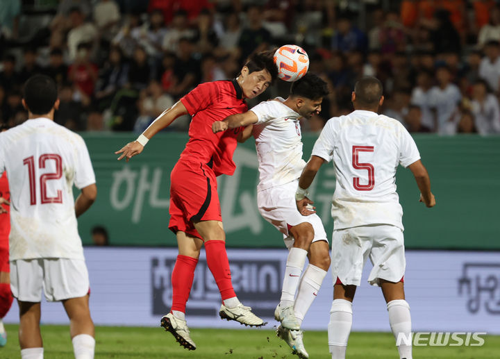 [창원=뉴시스] 고승민 기자 = 6일 경남 창원축구센터에서 열린 AFC U-23 아시안컵 예선 B조 대한민국 대 카타르 경기, 한국 이진용이 공중볼 다툼을 하고 있다. 2023.09.06. kkssmm99@newsis.com
