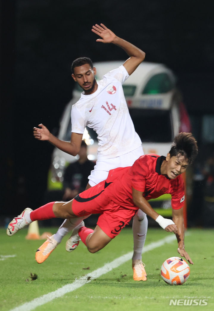 [창원=뉴시스] 고승민 기자 = 6일 경남 창원축구센터에서 열린 AFC U-23 아시안컵 예선 B조 대한민국 대 카타르 경기, 한국 민경현이 몸싸움 중 넘어지고 있다. 2023.09.06. kkssmm99@newsis.com