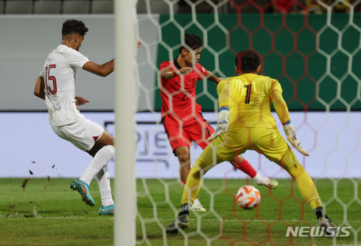 [창원=뉴시스] 고승민 기자 = 6일 경남 창원축구센터에서 열린 AFC U-23 아시안컵 예선 B조 대한민국 대 카타르 경기, 한국 엄지성이 슛을 시도하고 있다. 2023.09.06. kkssmm99@newsis.com