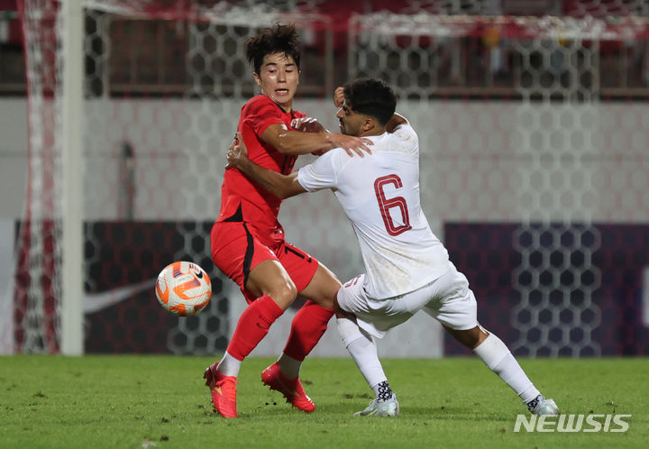 [창원=뉴시스] 고승민 기자 = 6일 경남 창원축구센터에서 열린 AFC U-23 아시안컵 예선 B조 대한민국 대 카타르 경기, 한국 오재혁이 몸싸움을 하고 있다. 2023.09.06. kkssmm99@newsis.com