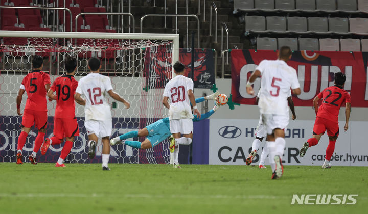 [창원=뉴시스] 고승민 기자 = 6일 경남 창원축구센터에서 열린 AFC U-23 아시안컵 예선 B조 대한민국 대 카타르 경기, 한국 골키퍼 백종범이 카타르의 공격을 막고 있다. 2023.09.06. kkssmm99@newsis.com