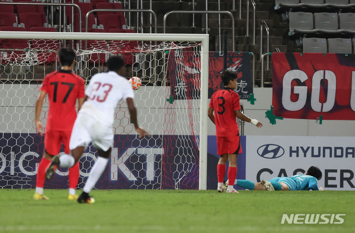 [창원=뉴시스] 고승민 기자 = 6일 경남 창원축구센터에서 열린 AFC U-23 아시안컵 예선 B조 대한민국 대 카타르 경기, 전반전 한국이 카타르 알라위에게 선취골을 내주고 있다. 2023.09.06. kkssmm99@newsis.com