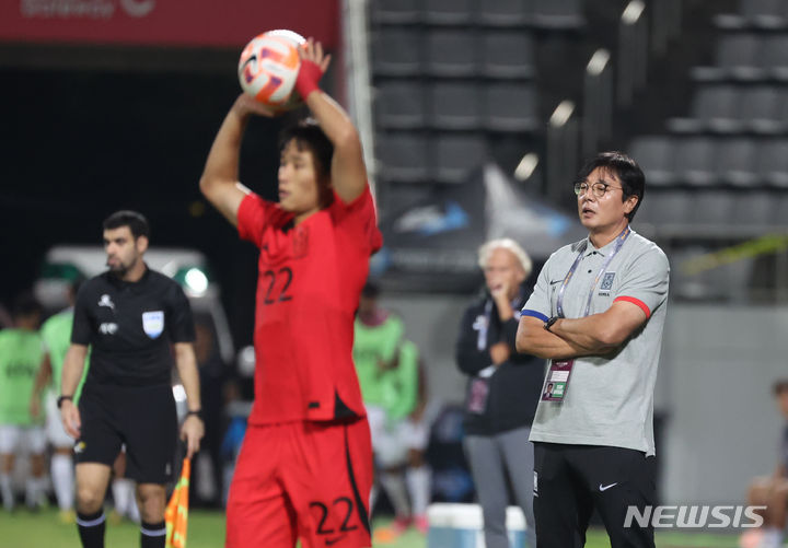 [창원=뉴시스] 고승민 기자 = 6일 경남 창원축구센터에서 열린 AFC U-23 아시안컵 예선 B조 대한민국 대 카타르 경기, 후반전 황선홍 감독이 작전지시를 하고 있다. 2023.09.06. kkssmm99@newsis.com