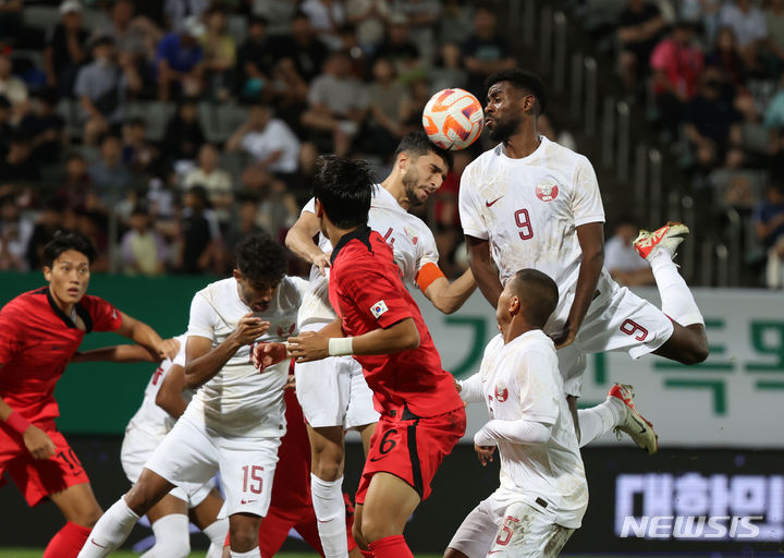 [창원=뉴시스] 고승민 기자 = 6일 경남 창원축구센터에서 열린 AFC U-23 아시안컵 예선 B조 대한민국 대 카타르 경기, 후반전 양팀 선수들이 공중 볼 다툼을 하고 있다. 2023.09.06. kkssmm99@newsis.com