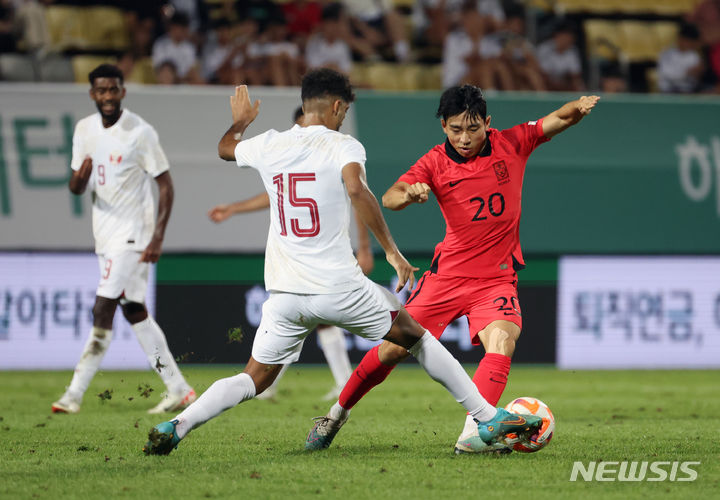 [창원=뉴시스] 고승민 기자 = 6일 경남 창원축구센터에서 열린 AFC U-23 아시안컵 예선 B조 대한민국 대 카타르 경기, 돌파를 시도하던 한국 이현주가 카타르 가베르에게 막히고 있다. 2023.09.06. kkssmm99@newsis.com