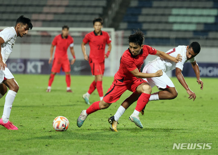 [창원=뉴시스] 고승민 기자 = 6일 경남 창원축구센터에서 열린 AFC U-23 아시안컵 예선 B조 대한민국 대 카타르 경기, 한국 이현주가 몸싸움을 하고 있다. 2023.09.06. kkssmm99@newsis.com