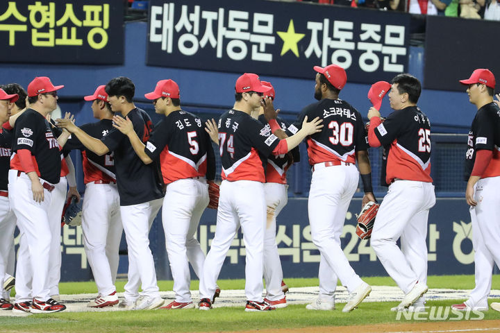 [서울=뉴시스] 권창회 기자 = 6일 서울 송파구 잠실야구장에서 열린 2023 프로야구 KIA 타이거즈 대 두산베어스의 경기, 7대 1으로 승리한 KIA 김종국 감독이 선수들을 격려하고 있다. KIA는 이번경기 승리로 9연승을 달성했다. 2023.09.06. kch0523@newsis.com