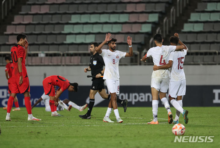[창원=뉴시스] 고승민 기자 = 6일 경남 창원축구센터에서 열린 AFC U-23 아시안컵 예선 B조 대한민국 대 카타르 경기, 0대2로 승부를 내준 한국 대표팀 선수들이 아쉬워하고 있다. 2023.09.06. kkssmm99@newsis.com