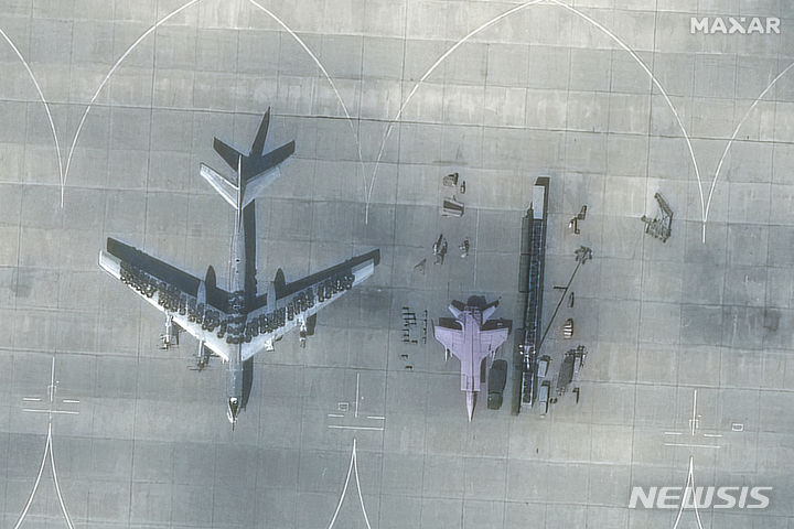 [사라토프=AP/뉴시스]러시아군이 초기 실수를 보완해 최근 상당히 강력해졌다. 사진은 막사 테크놀로지스가 제공한 위성 사진으로 지난달 28일(현지시간) 러시아 사라토프 인근 엥겔스-2 공군 기지에 계류 중인 Tu-95 폭격기 위에 타이어가 빽빽하게 덮여 있는 모습. 우크라이나 드론 공격을 피하기 위한 대책으로 보인다. 2023.09.25.