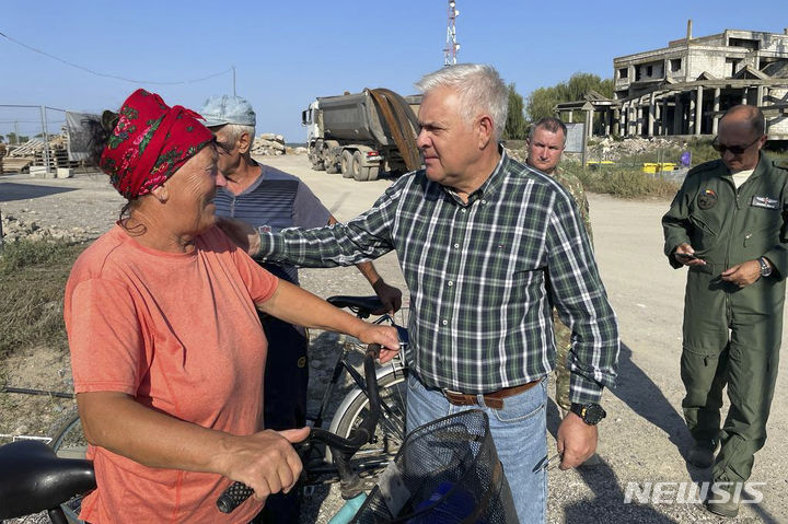 [부쿠레슈티=AP/뉴시스] 앙헬 틸바르 루마니아 국방장관이 지난 2023년 9월6일(현지시각) 도나우강 삼각주 마을을 방문해 주민들과 얘기하고 있다. 틸바르 장관은 러시아가 도나우강의 우크라이나 항구를 공격한 것으로 보이는 드론 파편이 루마니아 영토에서 발견됐다고 밝혔다. 20일 러시아의 우크라이나 공격에 대응해 북대서양조약기구(NATO) 소속 독일 전투기 2대가 출격했다. 2025.8.21. 