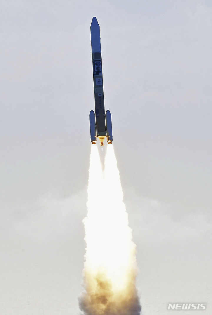 [가고시마=AP/뉴시스] 7일 일본 남부 가고시마현 다네가시마 우주센터에서 무인 탐사선 '슬림'과 천문위성 '쿠리즘'을 탑재한 H2A 47호 로켓이 발사되고 있다. NHK는 "H2A 로켓 47호가 오전 9시30분께 '슬림'을 궤도에 투입해 발사에 성공했다"라고 보도했다. 슬림이 달 착륙에 성공하면 일본은 세계 5번째로 달에 착륙한 국가가 된다. 2023.09.07.